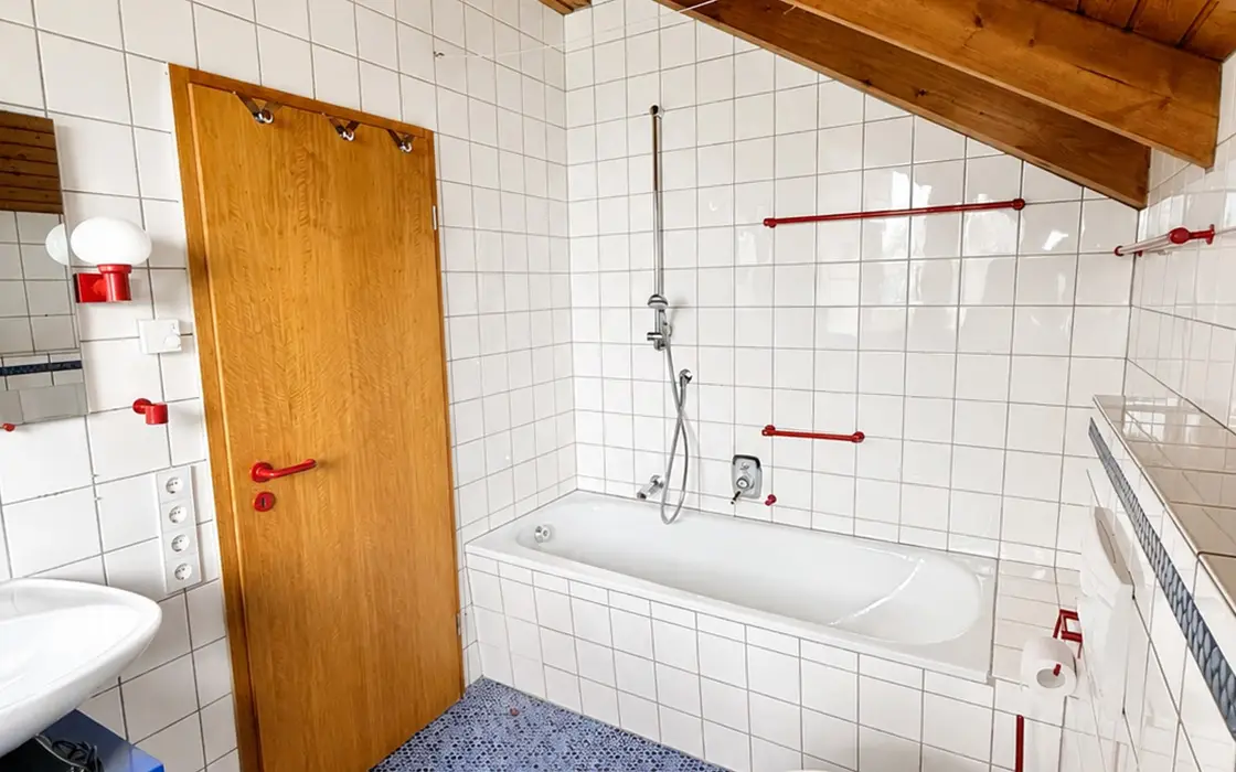 Bad mit Badewanne unter der Holzdecke